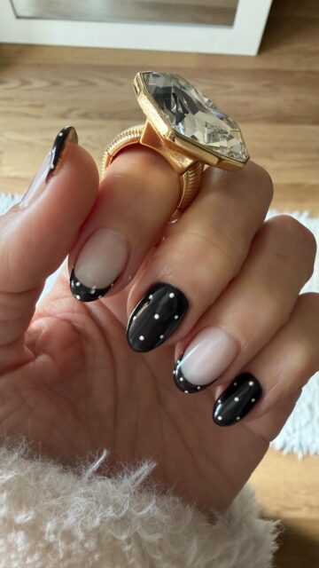 Nuevas 🤎⚪️ me gustan mucho @depeusimans, una súper combi! Las habéis llevado esta temporada en chocolate?
#lovelydaniela #nails #designails #manicura #chocolates