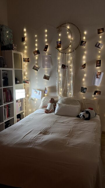 En casa todos los colchones desde hace tiempo son de @emma_colchon y en esta ocasión Daniela, se va haciendo mayor,  y le hacía muchísima ilusión tener una cama más grande, así que hemos pasado de un colchón de 90cm a 135cm :) 
Hemos  elegido el colchón Airflow junto a las almohadas de viscoelástica.
Todo un súper acierto, como siempre, es dormir en las nubes 🫶

Tenéis hasta un 70% y además os dejo un 10% ( no válido para Packs) con mi código “LOVELYDANIELA”

#despiertalomejordeti