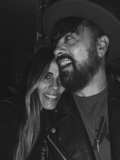 Somos de quién nos cuida cuando el mundo pesa más,  de quién se  queda en silencio no se va cuando hay tempestad. 
Somos de quién nos mira sin pedirnos ser de más, de quién cura  las heridas aunque no las pueda tocar. 
Somos de quién nos cuida, de quién sabe esperar, de las manos que sostienen cuando aprendemos a caminar, no del ruido ni de prisa. 
Somos de quién nos cuida con paciencia y con amor .
Somos de quién nos  nombra  cuando  dudamos quien somos hoy,  de quien cree en nuestra luz aunque no brille el sol. 
Somos  de quién escucha lo que no sabemos decir de quién nos besa el alma cuando el cuerpo quiere huir. 
Somos de quién nos cuida de quién no nos hace fallar de quien riega la esperanza para verla germinar. 
Somos de quién nos cuida con verdad en el corazón. 
El amor que protege es el que  nos hace ser .

La suerte de mi vida ♥️