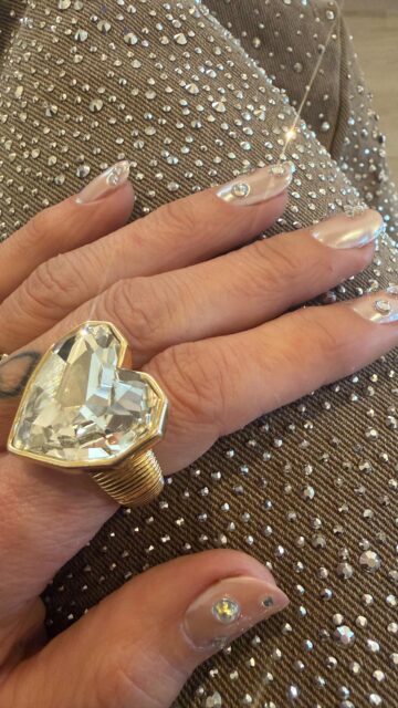 Ya sabéis que soy muy fan de los diseños de uñas, me encantan! Mirad que bonitas! Tan yo!
Nude y un poco :) de brilli brilli
En @espai.sentits trabajan con todos los utensilios esterilizados ( tan importante ) , cuidan de cada detalle y os prometo que al abrir la puerta es estar en casa ✨ Nuria y Nadia son maravillosas!
Además de manicuras….. hacen todos los tratamientos faciales y corporales que puedas imaginar ✨ os iré contando!