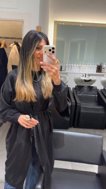 Ayer estuve en mi Pelu :) @la29bcn desde que entras hasta que sales …. Te cuidan muchísimo! 

Cada 3/4 meses me hago un tratamiento Hidratante ( tengo el cabello seco, duro y muchísima cantidad) así lo oxigeno! 

Os cuento, por si no lo conocéis el tratamiento INNER ( hidrata en profundidad) + INDIA OIL ( aporta nutrición ) un combo espectacular. 

Para darle vida al color  os recomiendo STAINES  GLASS, es un baño de brillo con pigmento ✨

Ah, y cortar pero muy poco! Que lo quiero más largo ♥️ os gusta?