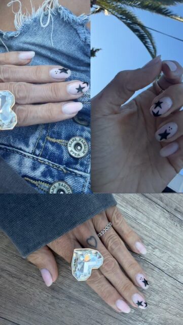 🌟🖤✨🫶 @espai.sentits 
Nadia es un artista en Nail Arts, pintando a mano alzada :)
Muy importante trabajan con todos los utensilios esterilizados! 
#nailsart #nailsnailsnails #nailstyle #nailsaddict