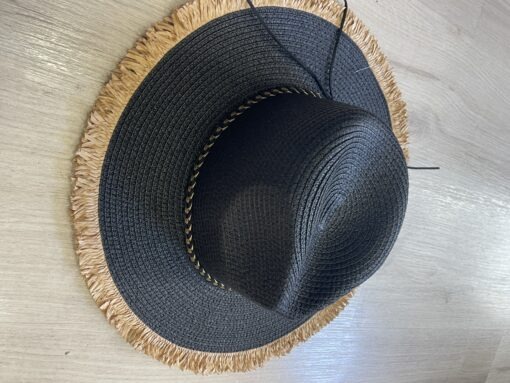 Sombrero negro y beige
