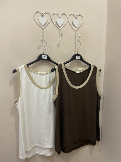 Camiseta cuello dorado