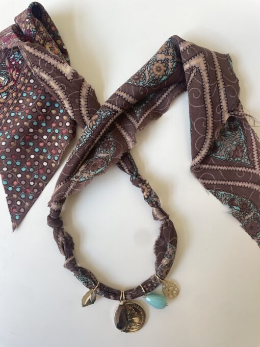 Collar pañuelo choco