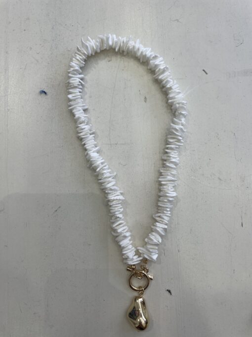 Collar blanco abalorio dorado