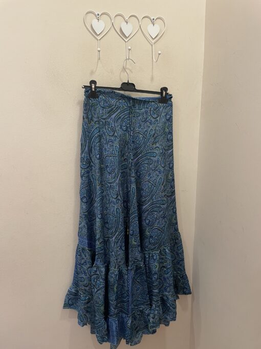 Falda azul seda