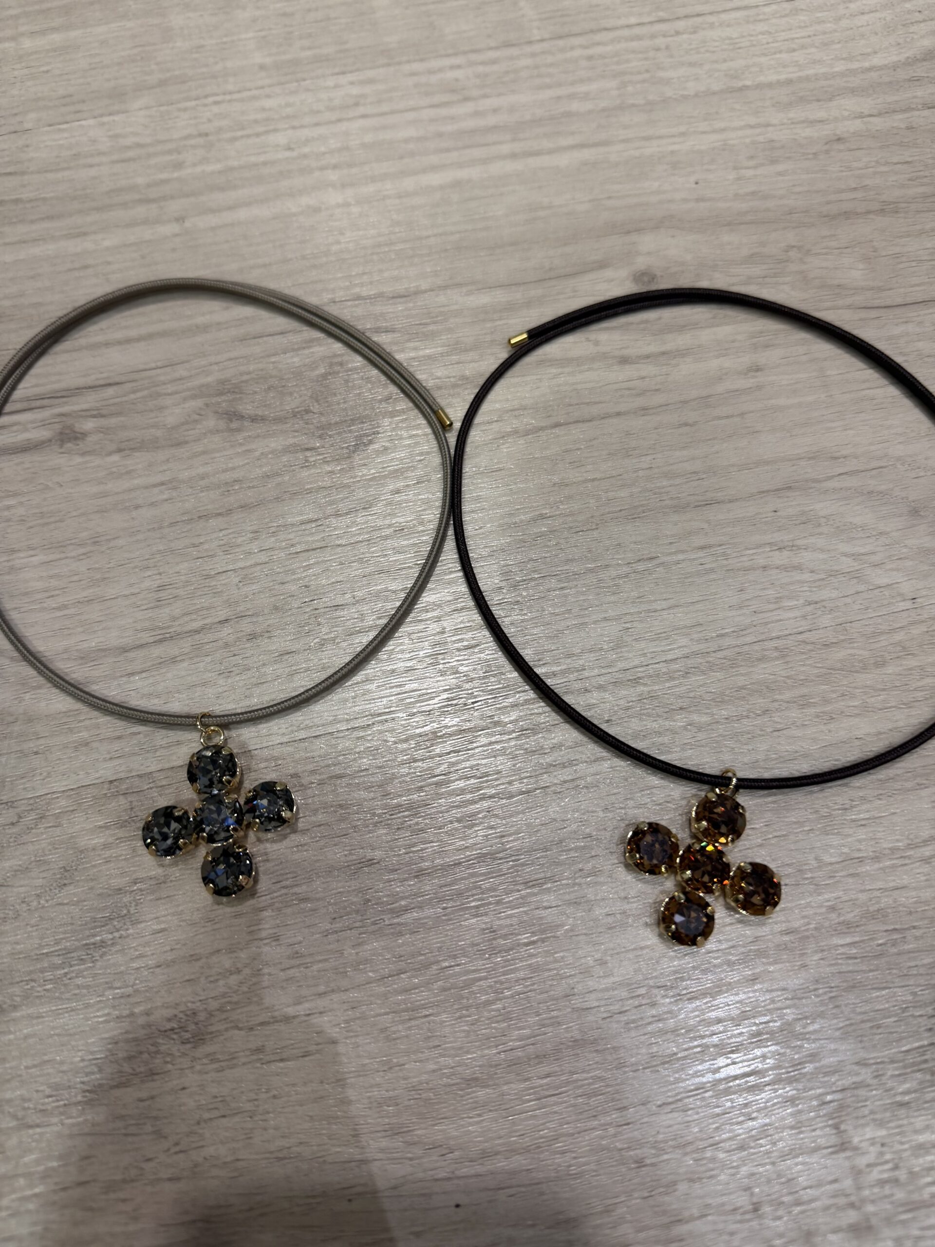 Collar imán con cruz