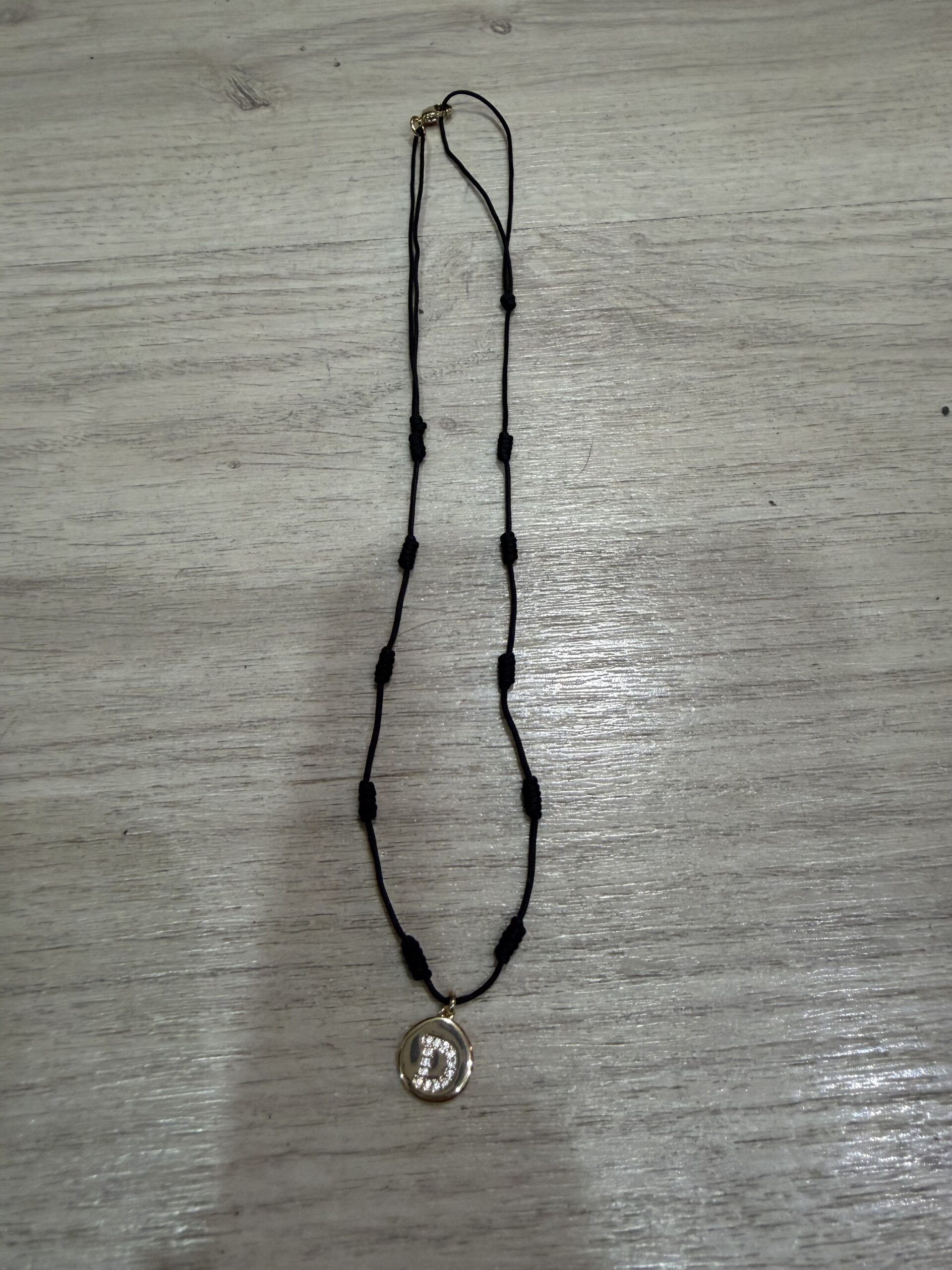 Collar nudo suerte con inicial