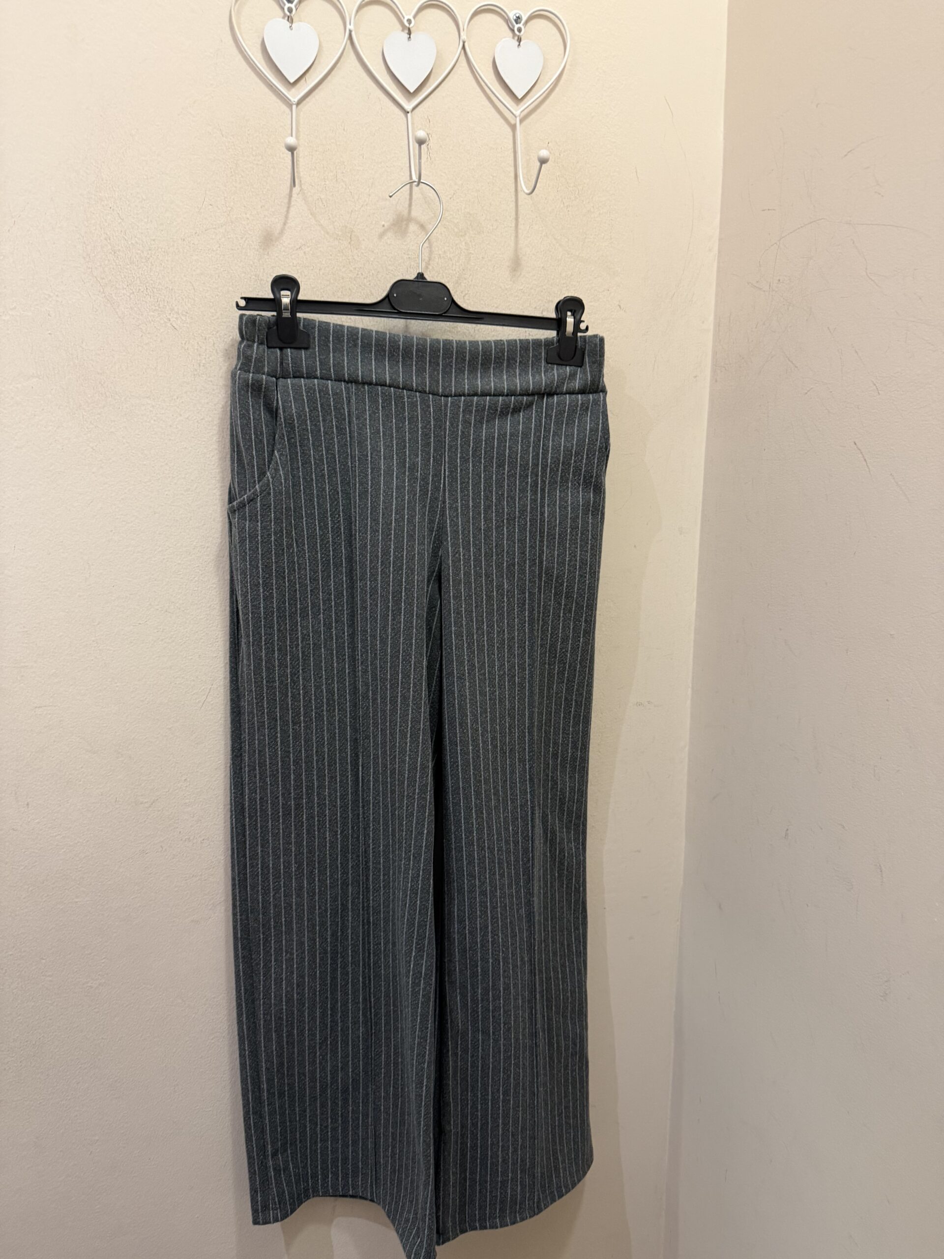 Pantalón gris raya