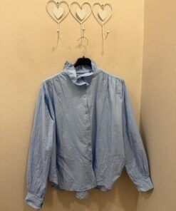 Camisa celeste cuello volante