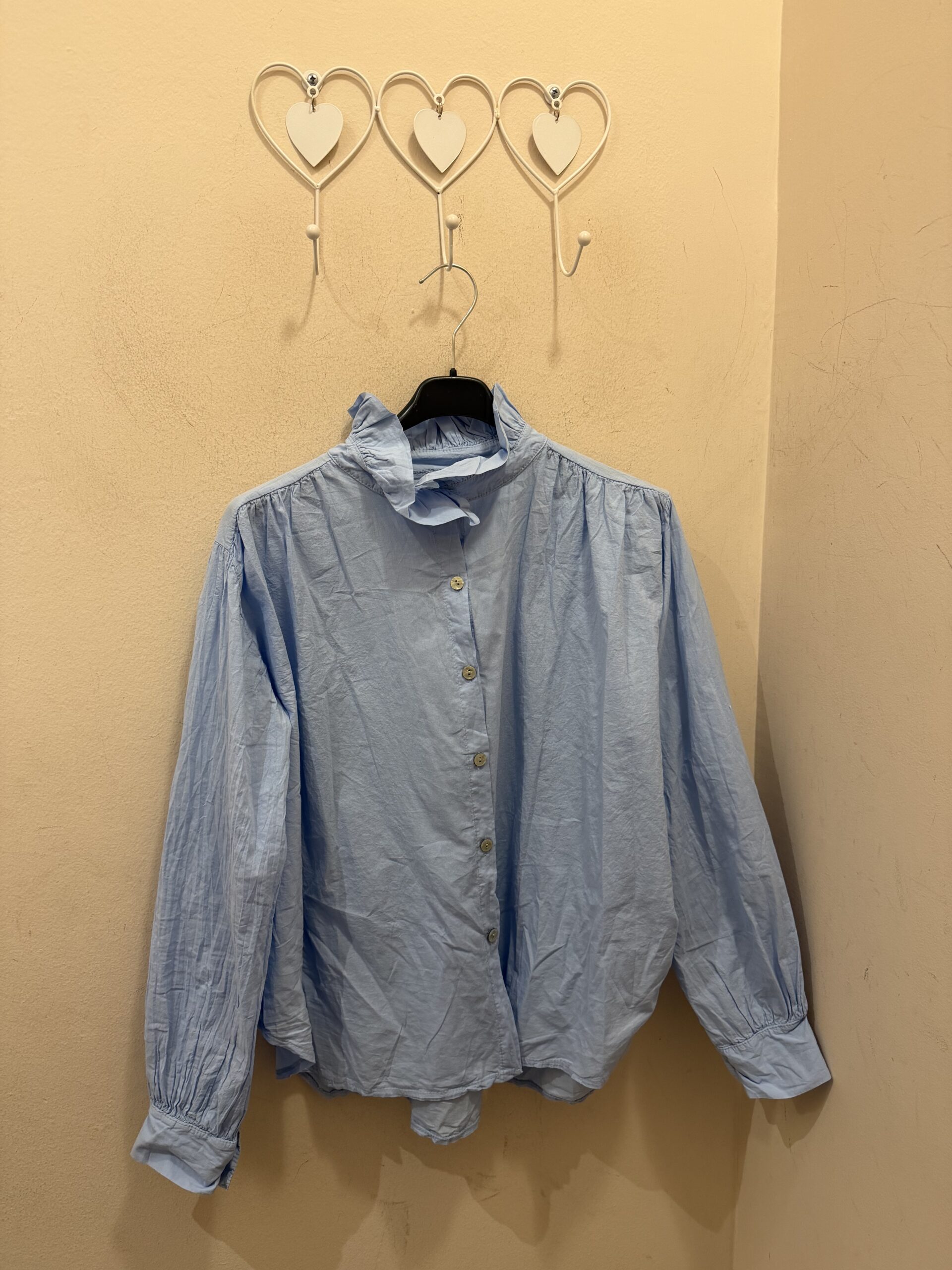 Camisa celeste cuello volante