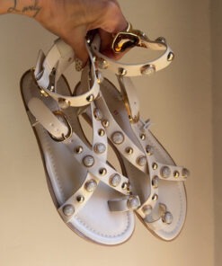 Alternative view of Sandalia plana tachas marfil