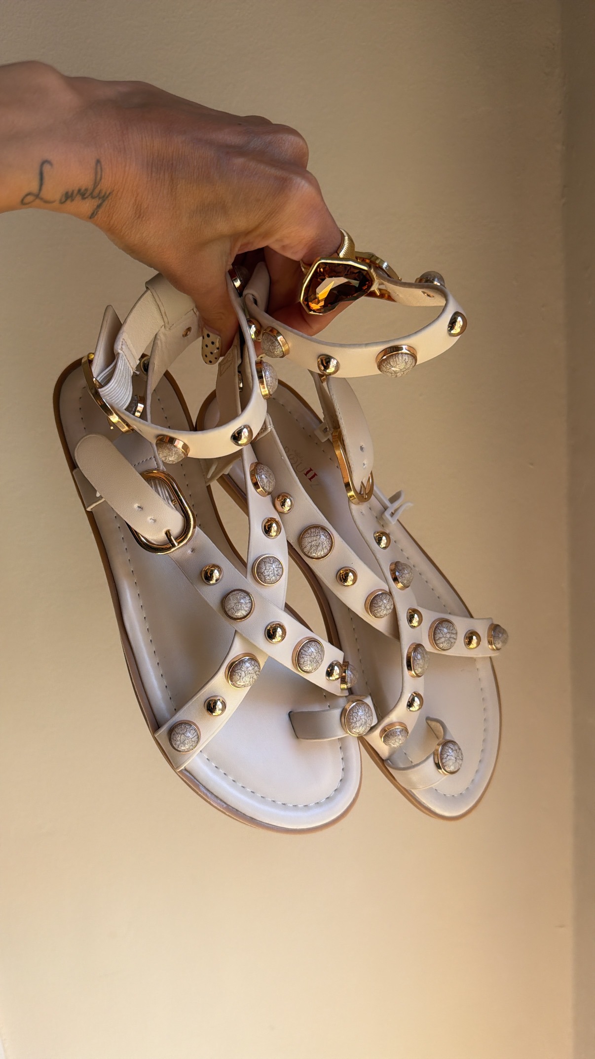 Sandalia plana tachas marfil - Imagen 2