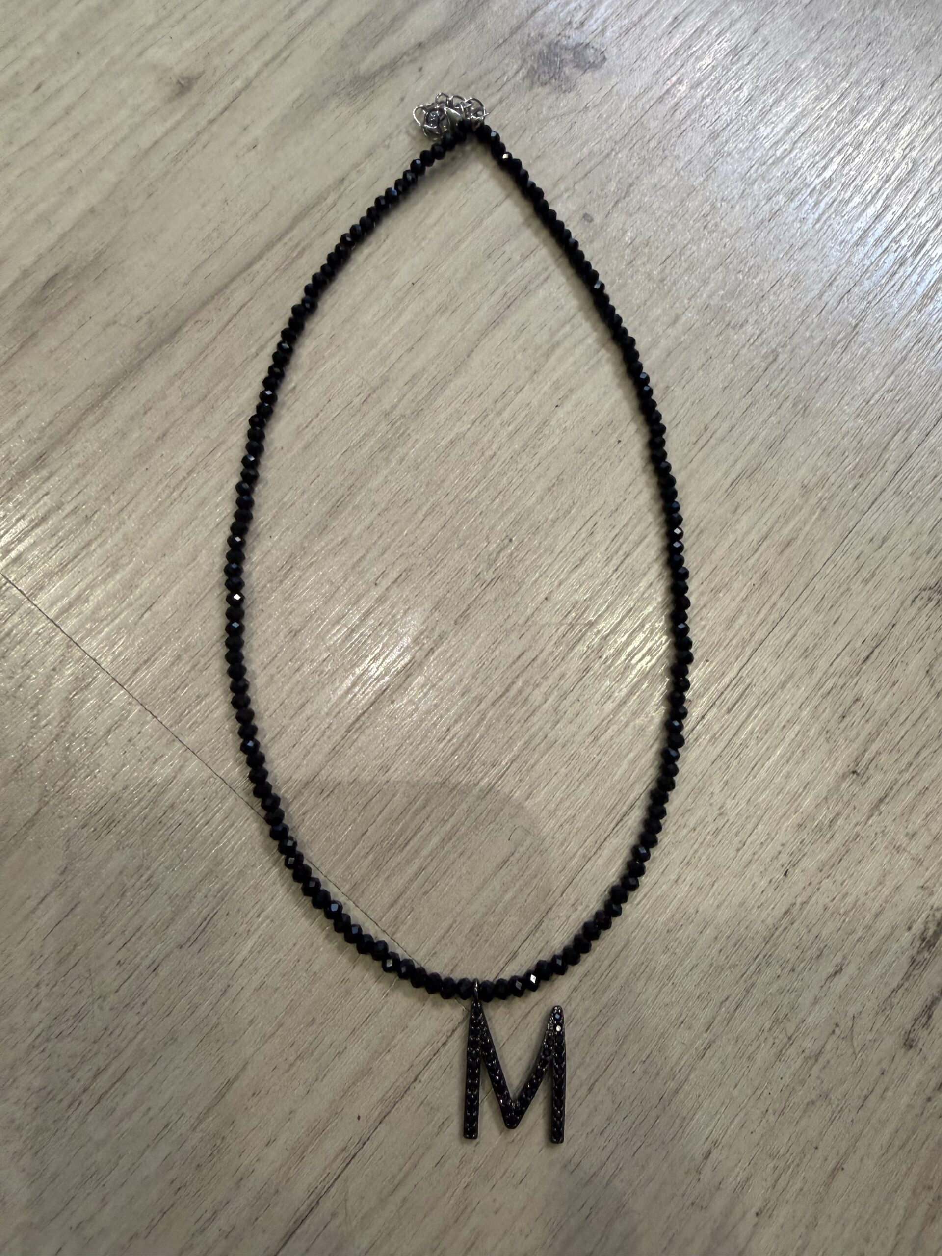 Collar inicial negro