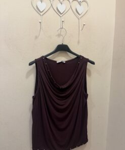 Camiseta cuello drapeado tachas