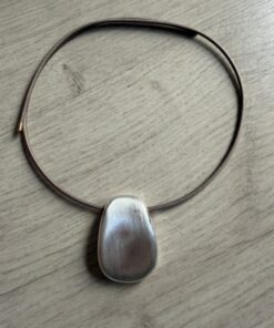 Collar imán placa plateada
