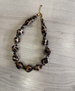 Collar animal print borlas
