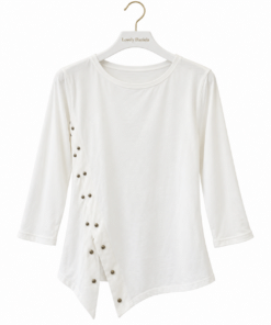 Camiseta blanca tachas abertura