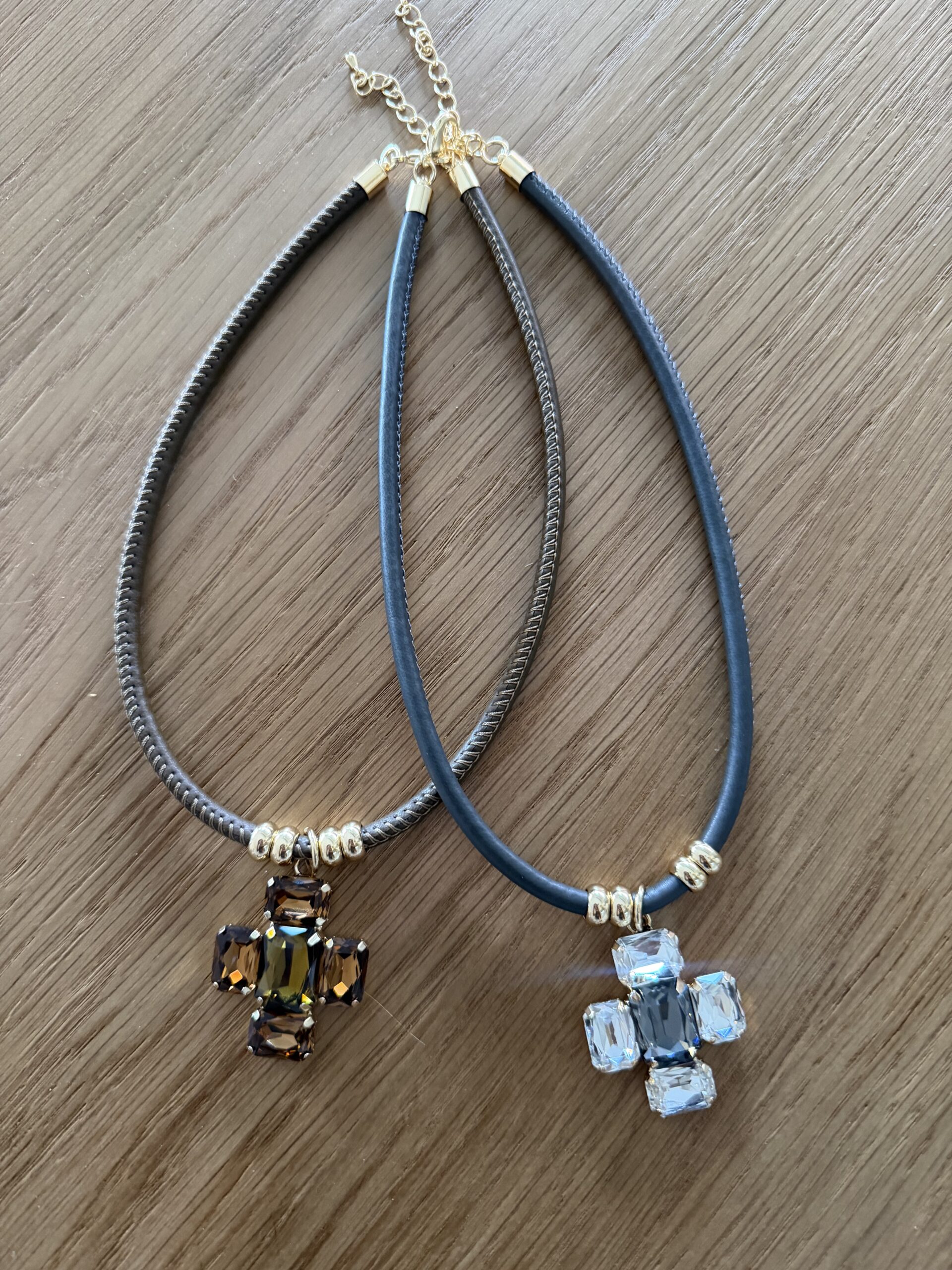 Collar cuero cruz