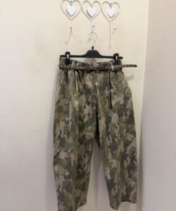 Pantalón camuflaje con cinturón