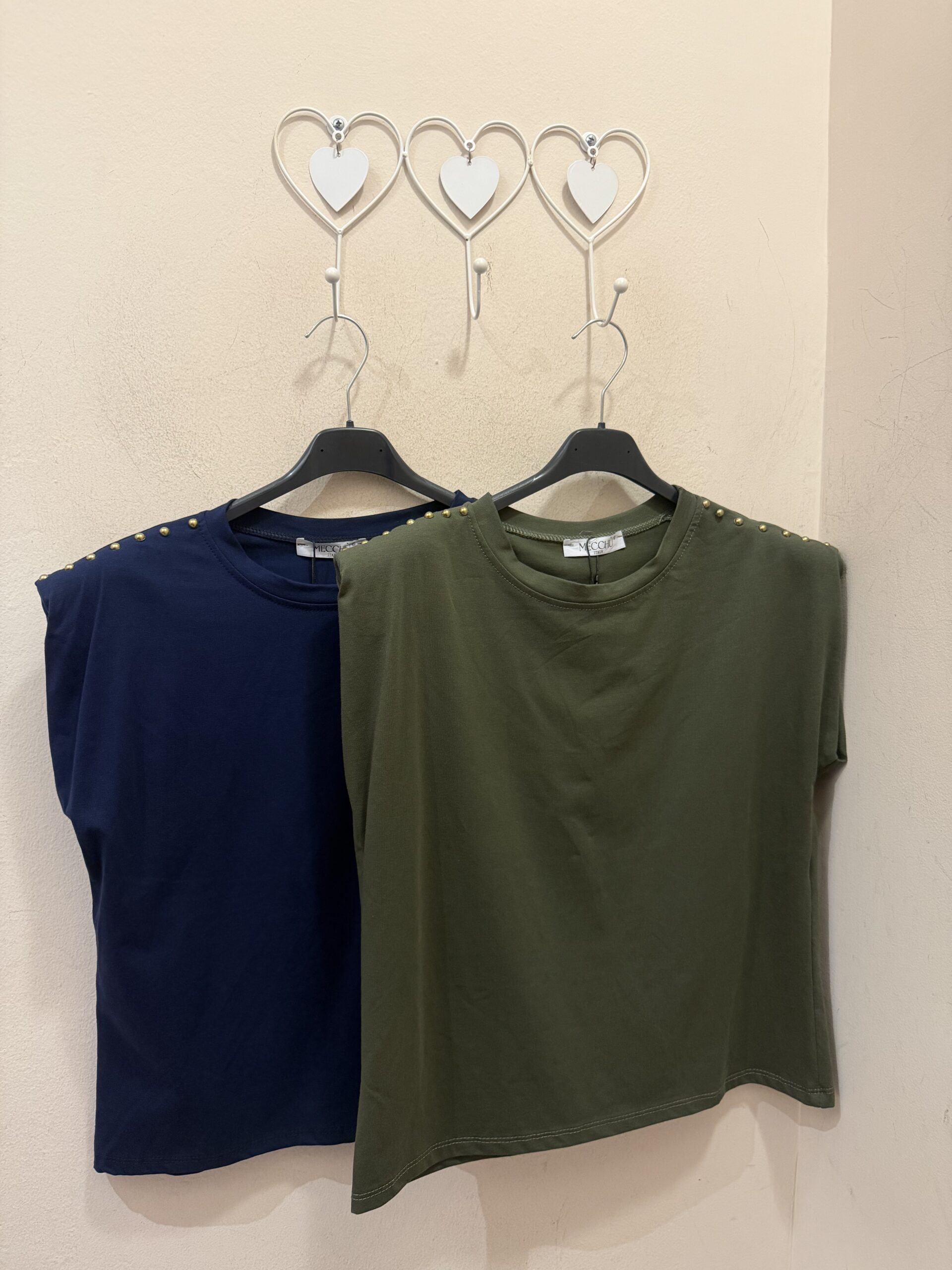 Camiseta hombreras tachas
